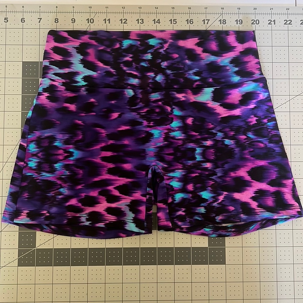 K. DEER yoga shorts, size Small